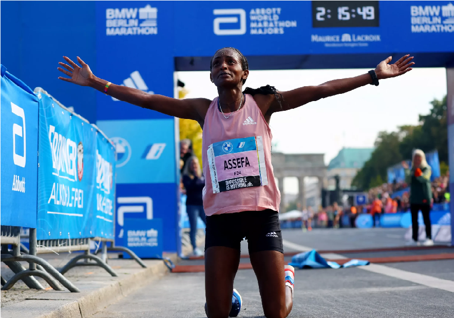 Tigist Assefa: incredibile terza prestazione mondiale nella Maratona di Berlino