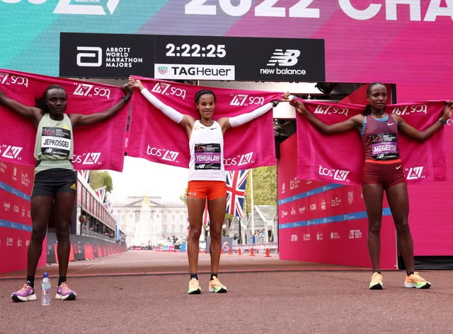 Yalemzerf Yehualaw vince la gara femminile della Maratona di Londra