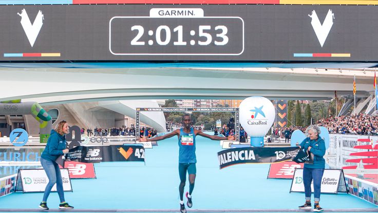Maratona Valencia, vince a sorpresa Kelvin Kiptum: stratosferico tempo e Record della Corsa