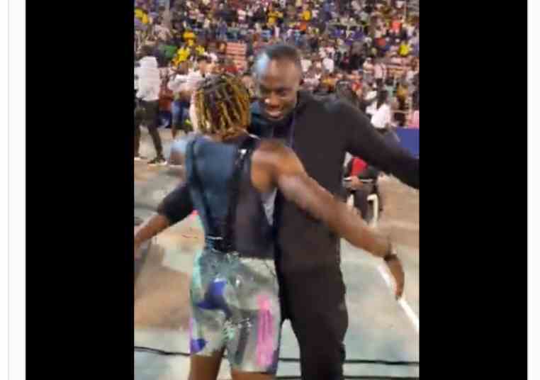 Noah Lyles sfreccia in 19.67 in Giamaica sotto gli occhi di Bolt, poi l'abbraccio tra i due- I VIDEO