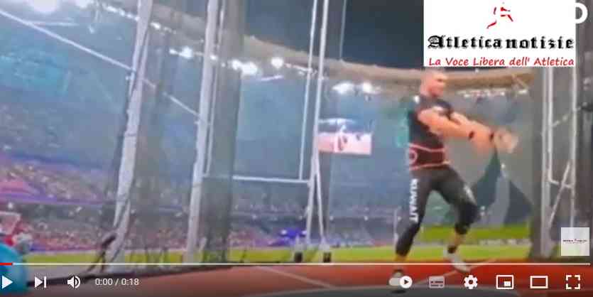 Martello colpisce un giudice fratturandogli la gamba durante i Giochi Asiatici - VIDEO