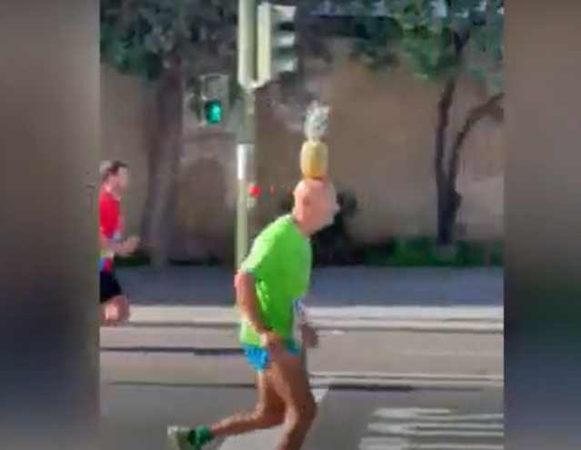 A 70 anni corre una maratona con un Ananas in testa... IL VIDEO!