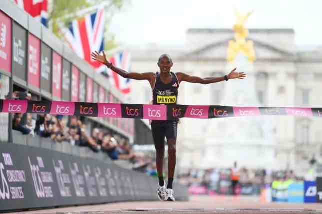 Mutiso Munyao vince la Maratona di Londra al maschile, Kenenisa Bekele (2°) abbatte il record del mondo master