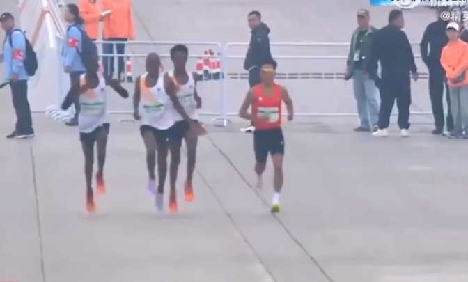 Si indaga sulla “vergognosa” vittoria del cinese He Jie nella mezza maratona di Pechino- IL VIDEO