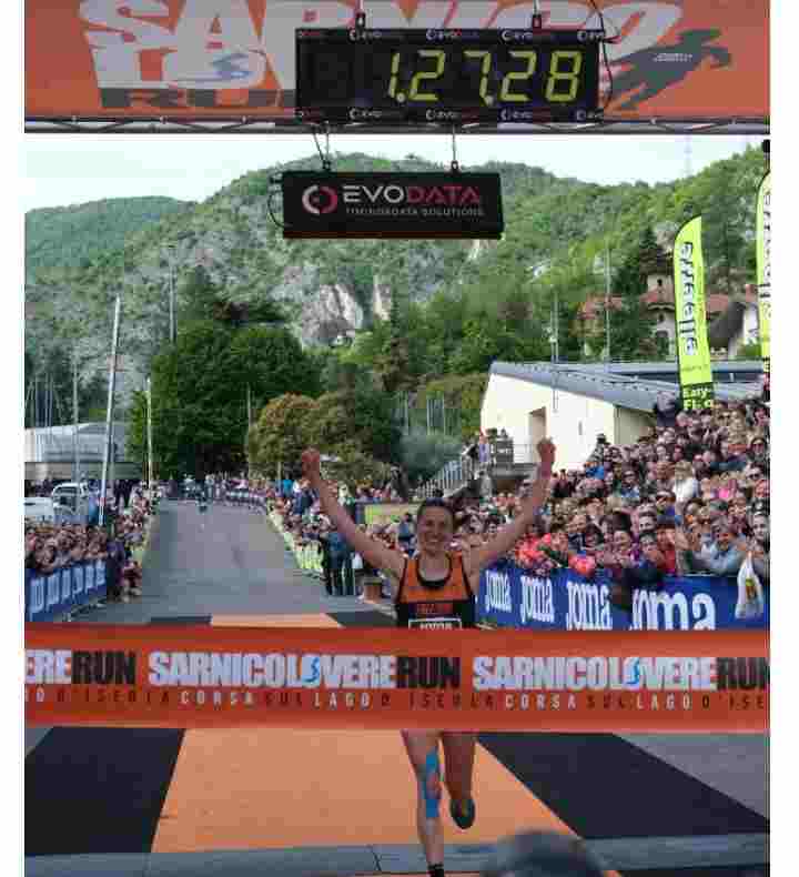 Wambua da record alla 12^ Sarnico Lovere Run. La regina Sara Bottarelli dedica la vittoria a Walter Bassi
