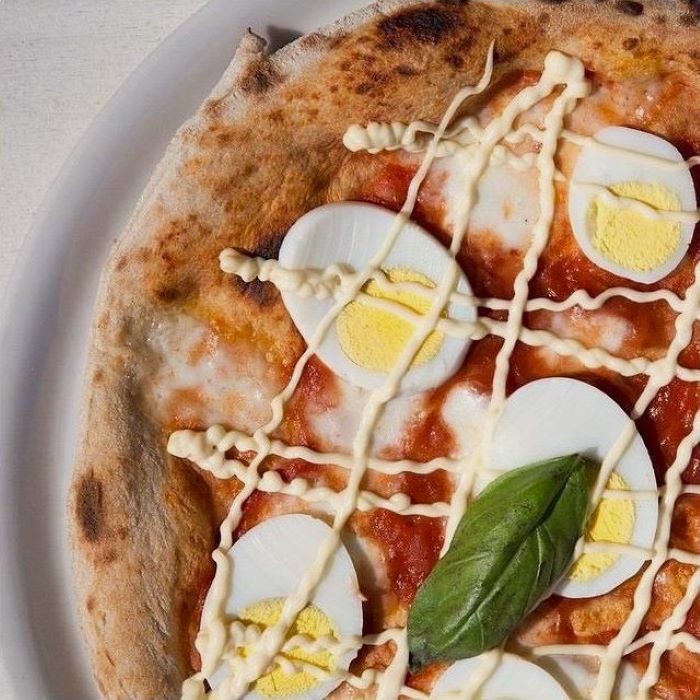 Pizza Rossini con uova sode e maionese