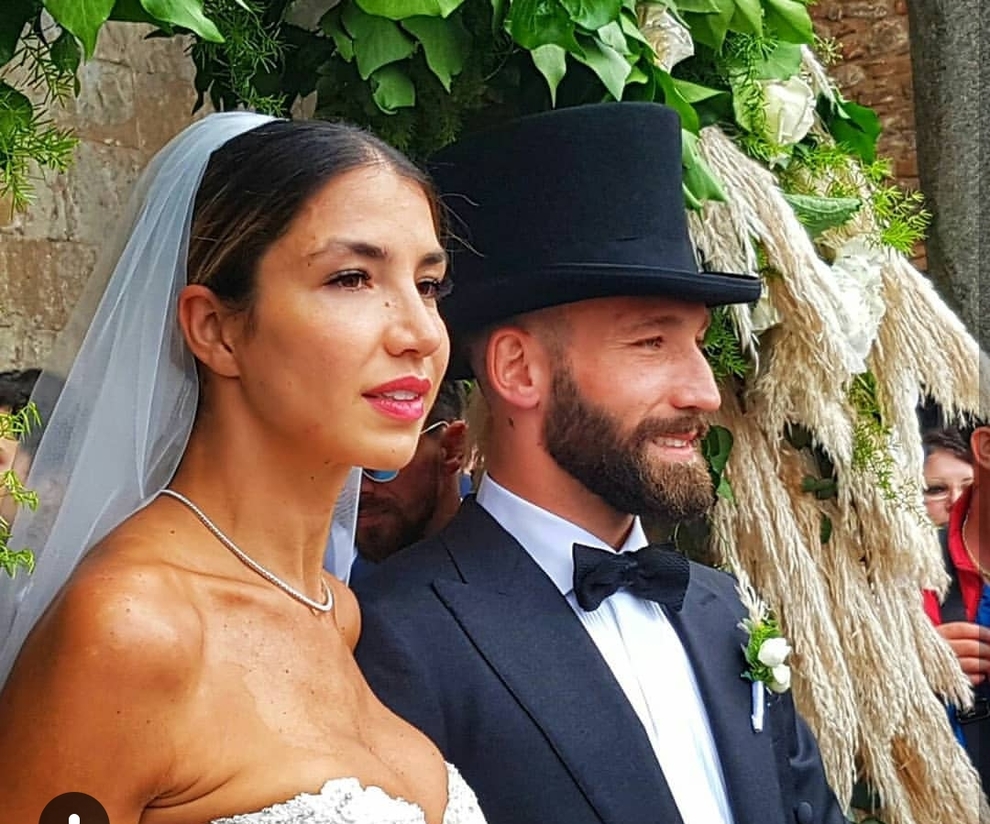 Lorenzo Tonelli sposa la sua Claudia, ma il matrimonio finisce in polemica: «Sposa troppo scollata in chiesa»