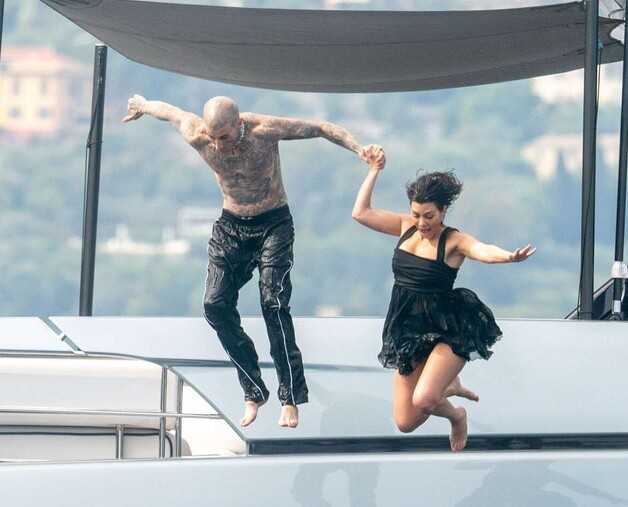 Kourtney Kardashian e Travis Barker se la spassano in barca a Portofino dopo le nozze