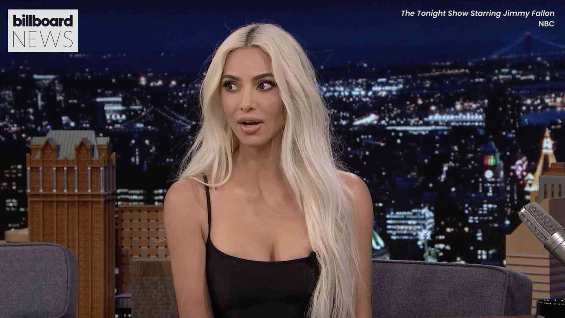 Kim Kardashian i figli la disturbano durante l'intervista e lei li zittisce in diretta