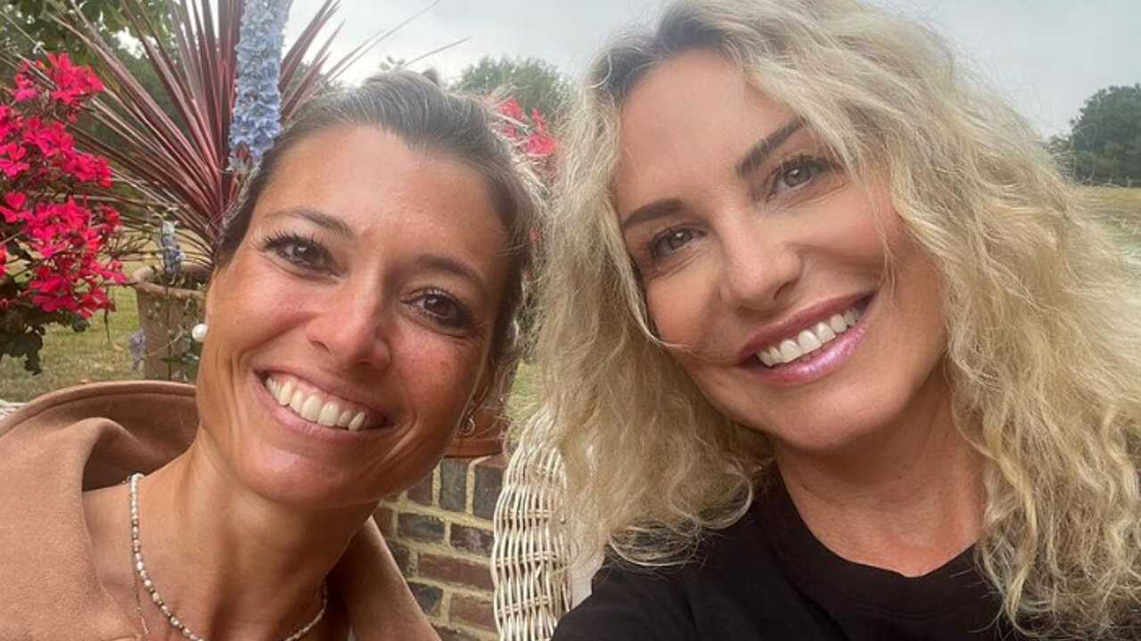 Antonella Clerici in vacanza con la moglie di Fabrizio Frizzi la foto conquista i social