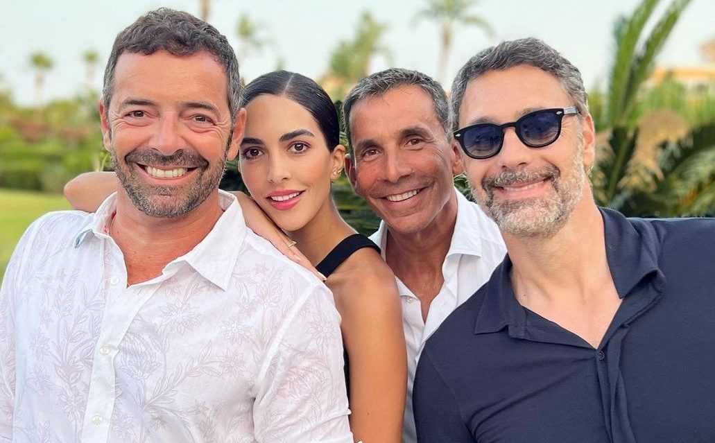 Alberto Matano il marito Riccardo in vacanza in Spagna con Raoul Bova e Rocio Munoz Morales