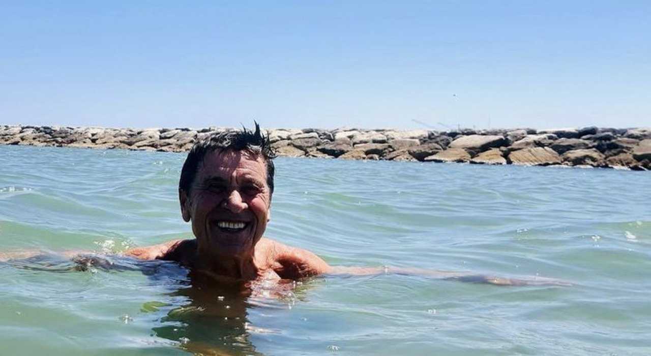Gianni Morandi in vacanza in Romagna posta una foto con il bagno a mare il nostro Adriatico