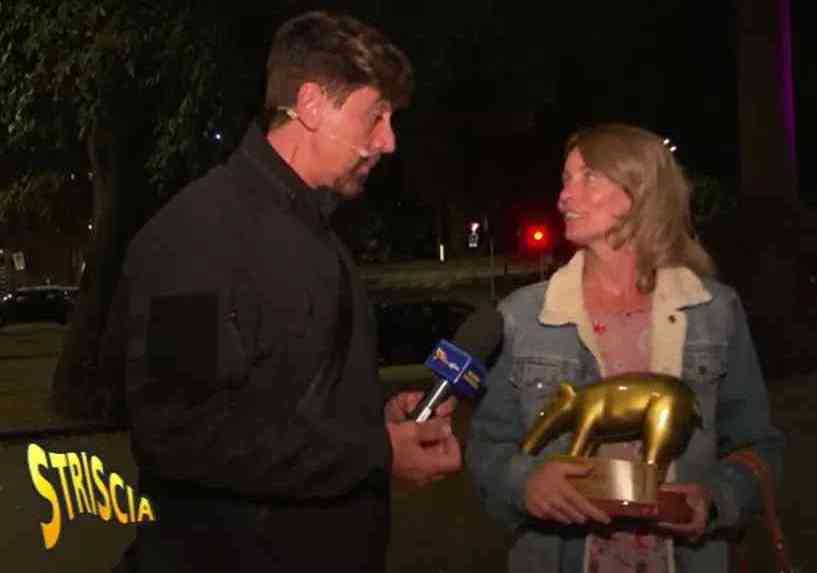 Flavia Vento riceve il tapiro d'oro riguardo il presunto flirt con Francesco Totti