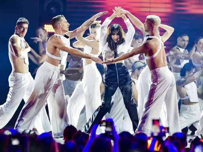 X Factor Ambra Angiolini nella versione sexy di T'Appartengo infiamma il palco