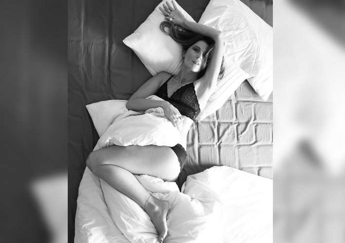 Marina La Rosa: pose proibite a letto, maliziosa e provocante