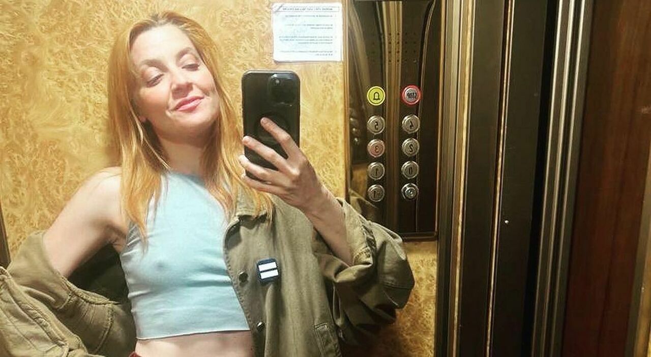 Noemi, Â«Free the nippleÂ»: il selfie in ascensore fa impazzire i fan
