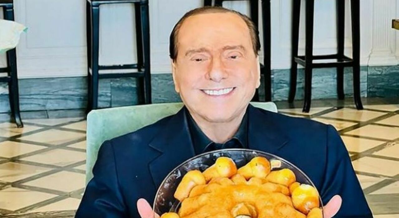 Berlusconi a Napoli, selfie coi babÃ : Â«Sono un napoletano nato a MilanoÂ»