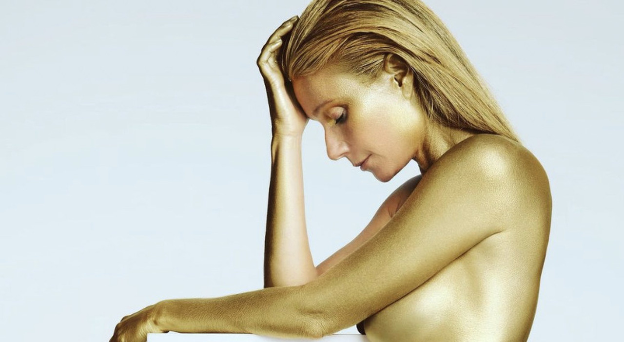 Gwyneth Paltrow a 50 anni Ã¨ stupenda: gli scatti ricoperta di vernice dorata