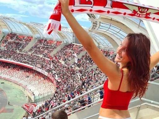 La modella OnlyFans mostra il lato B allo stadio a Bari: Â«Guadagno 5mila euro al meseÂ». Chi Ã¨ Coyote Cute