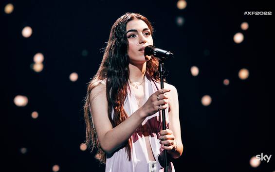 X Factor 2022, Joelle Ã¨ la prima eliminata. La delusione di Rkomi e della cantante: Â«Avevo un pezzo per mammaÂ»