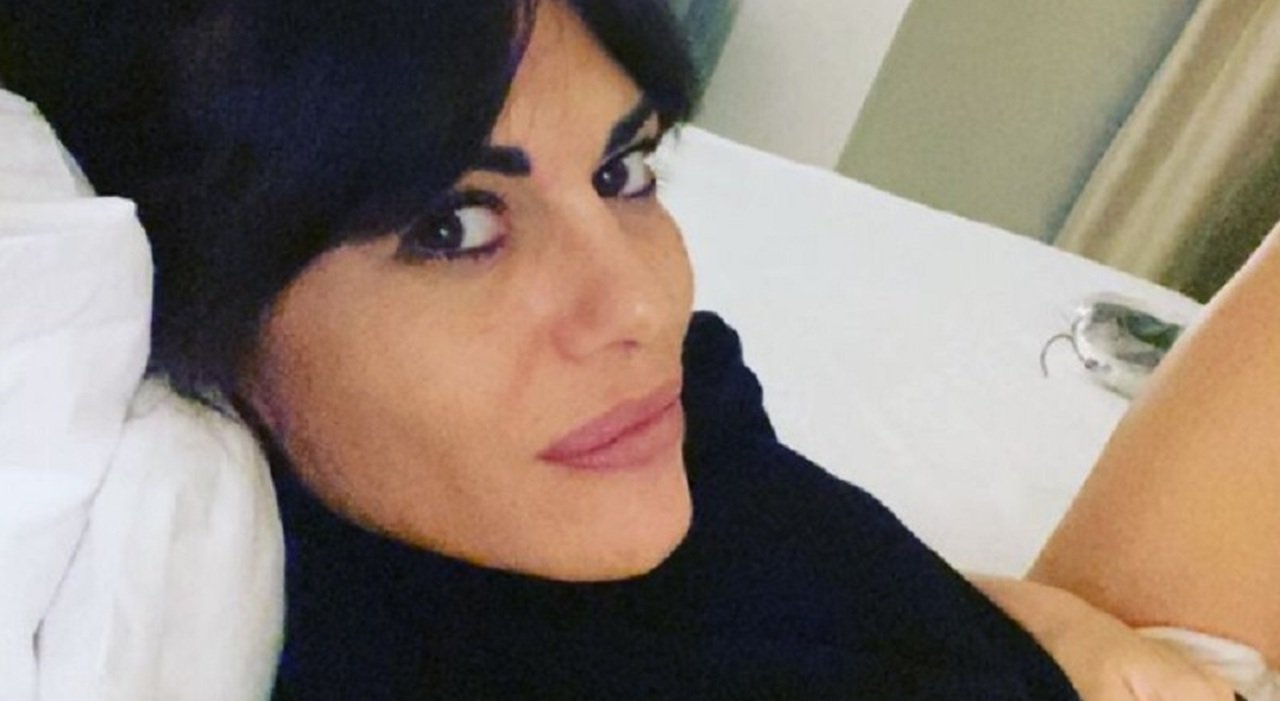 Bianca Guaccero, il selfie super sensuale infiamma i fan: Â«Ma dov'Ã¨ l'altra parte della foto?Â»