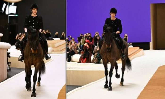 Charlotte Casiraghi sulla passerella a cavallo per Chanel