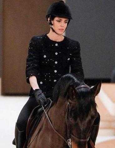 Charlotte Casiraghi bellissima a cavallo alla sfilata Chanel