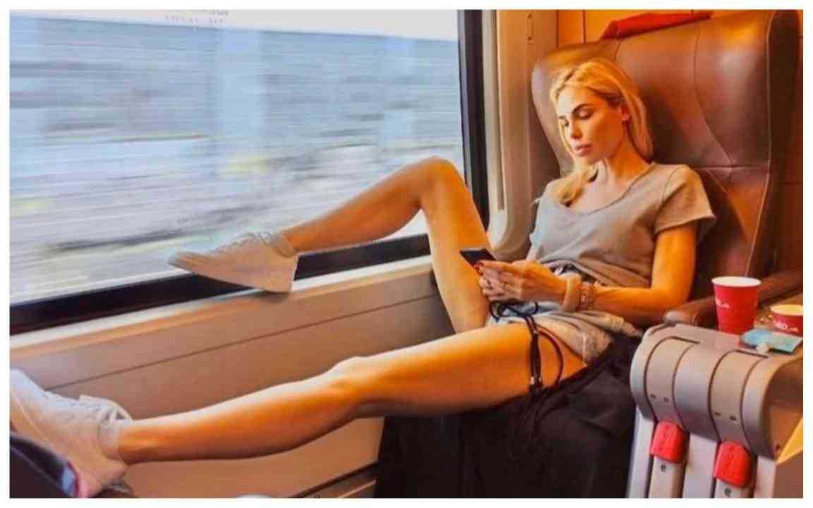 Selvaggia Lucarelli bacchetta Ilary Blasi per i piedi sul sedile del treno