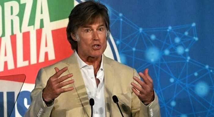 Ronn Moss alla convention di Forza Italia se fossi italiano voterei Berlusconi