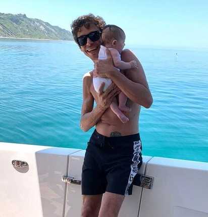 Valentino Rossi con la figlia tra le braccia a Giulietta piace il mare