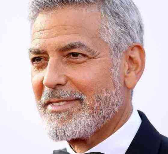 George Clooney da giovane sono stato vittima di molestie sessuali mi davano schiaffi sul sedere