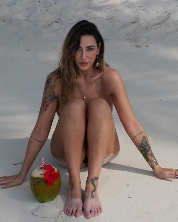 Sonia Lorenzini in vacanza alle Maldive tra topless e lato b in mostra