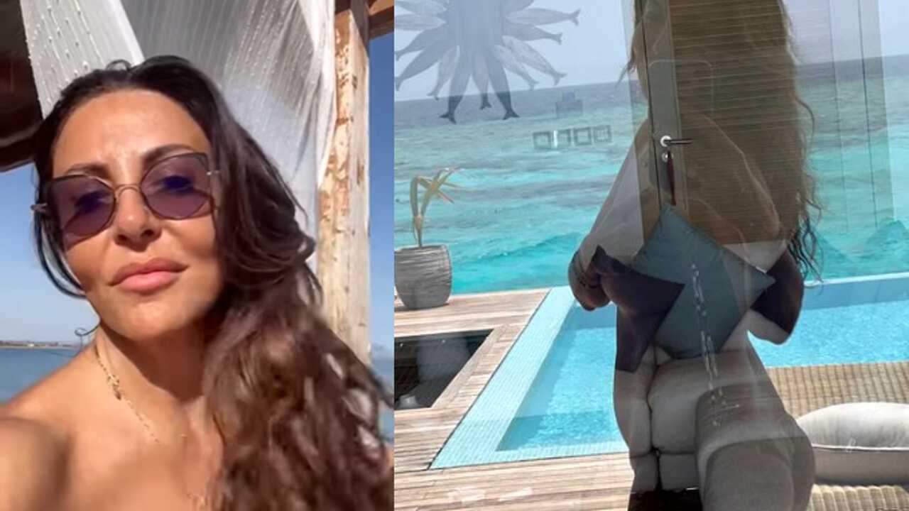 Sabrina Ferilli in topless e lato b da urlo al mare alle Maldive