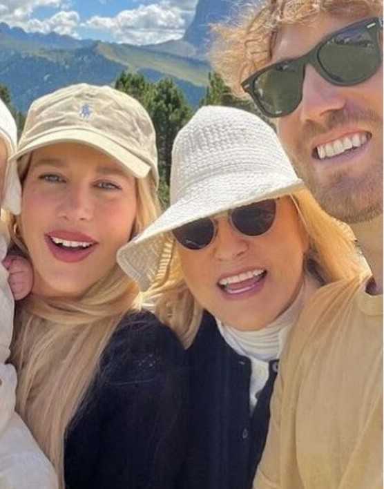 Clizia Incorvaia e Paolo Ciavarro in vacanza in montagna con Eleonora Giorgi