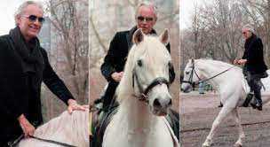 Andrea Bocelli Ã¨ tornato a mostrarsi in pubblico a cavallo dopo l'incidente del 2017