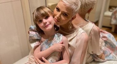 CharlÃ¨ne di Monaco torna a sorridere con la figlia Gabriella: il look da favola alla Montecarlo Fashion Week