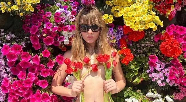 Maneskin, Victoria De Angelis nuda tra i fiori: l'ultimo scatto hot della bassista che sfida la censura social