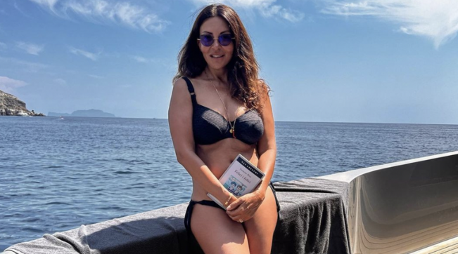 Sabrina Ferilli infiamma l'estate con un bikini mozzafiato